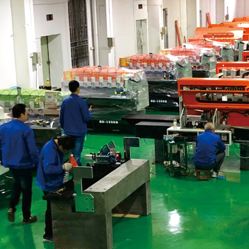 Equipamento de polimento de acrílico Produto Área de trabalho 1350Mm Máquina de polimento de diamantes para folhas de acrílico