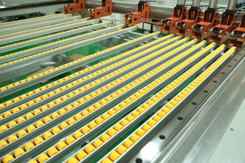Máquina de Serra Automática SD-2600 de Alta Precisão 0,01mm para Corte de Madeira, Acrílico, PM, PS e Plástico na Europa